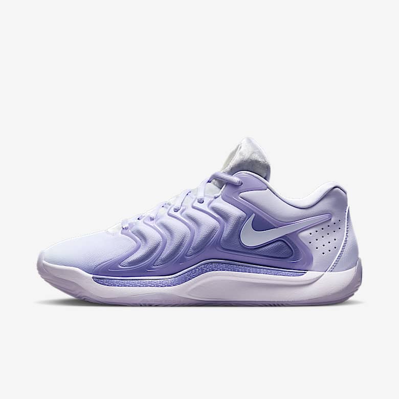 La Paige Bueckers G.T. Hustle 3 est la premiere chaussure de basket Nike Player Edition a celebrer une athlete NIL. Nike CA