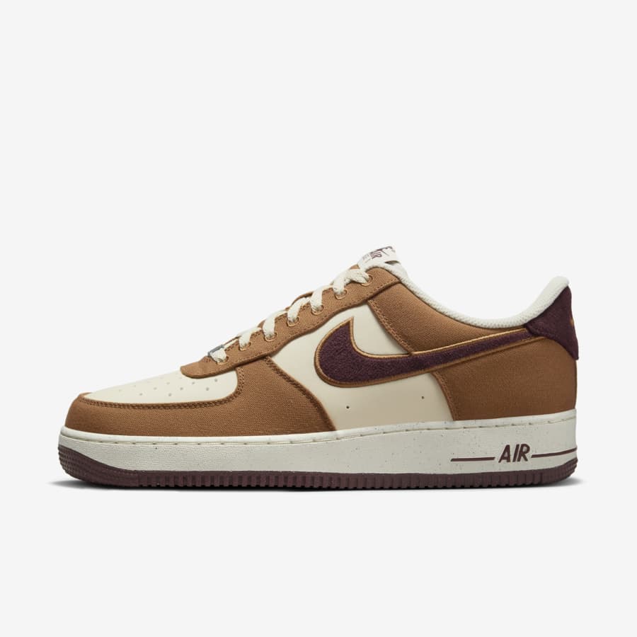 Official Air Force 1 size guide and tips. Nike LU