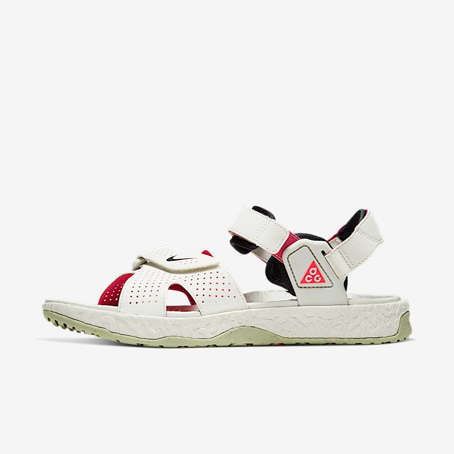 nike acg air deschutz on feet