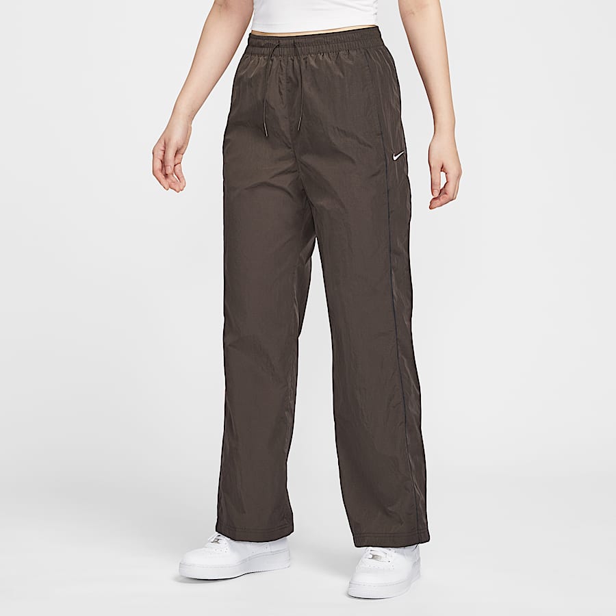 今おすすめのNikeウィメンズクロップドパンツ.オンラインストア