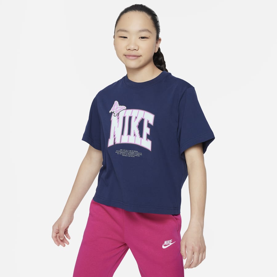 Playera infantil con gráfico de flor Nike.