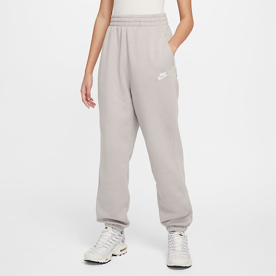 今おすすめのNikeのバギースタイルスウェットパンツ.オンラインストア 