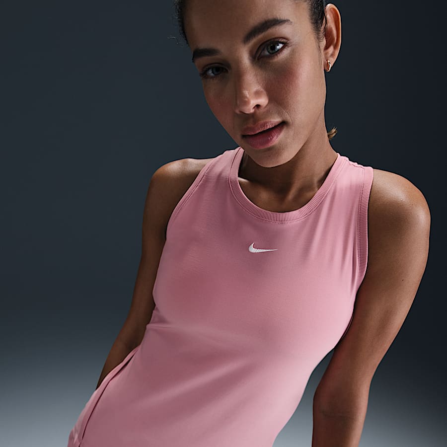 La coleccion de ropa Nike Women by Yoon combina deporte estilo y expresion personal. Nike