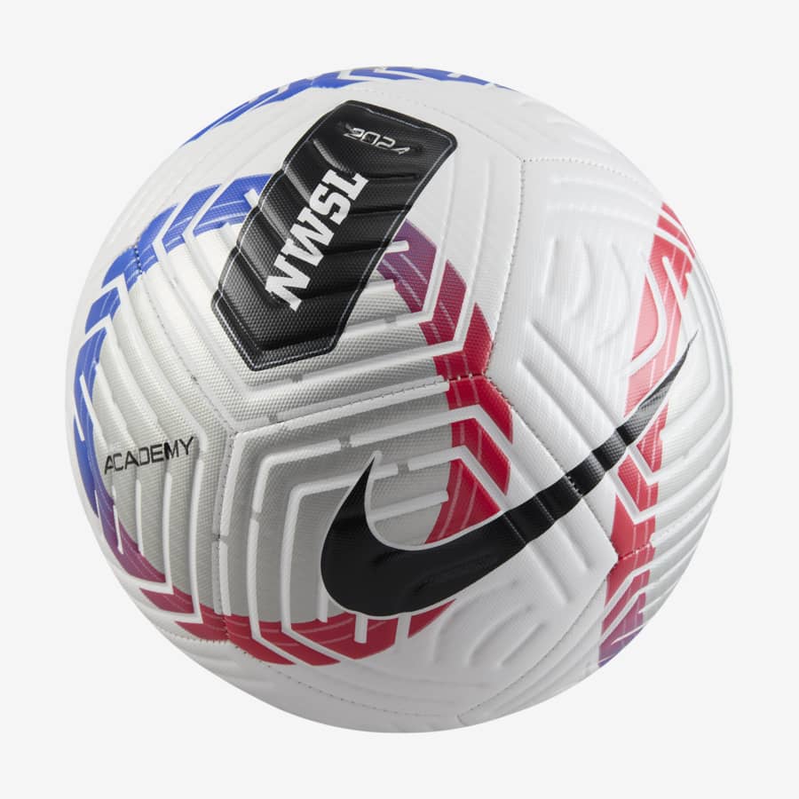 Cómo patear un balón de fútbol. Nike