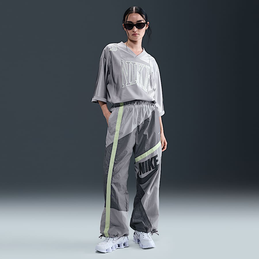 今おすすめのNikeウィメンズクロップドパンツ.オンラインストア