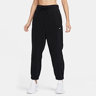 Nikeクロップトップを着こなす5通りのスタイル.オンラインストア
