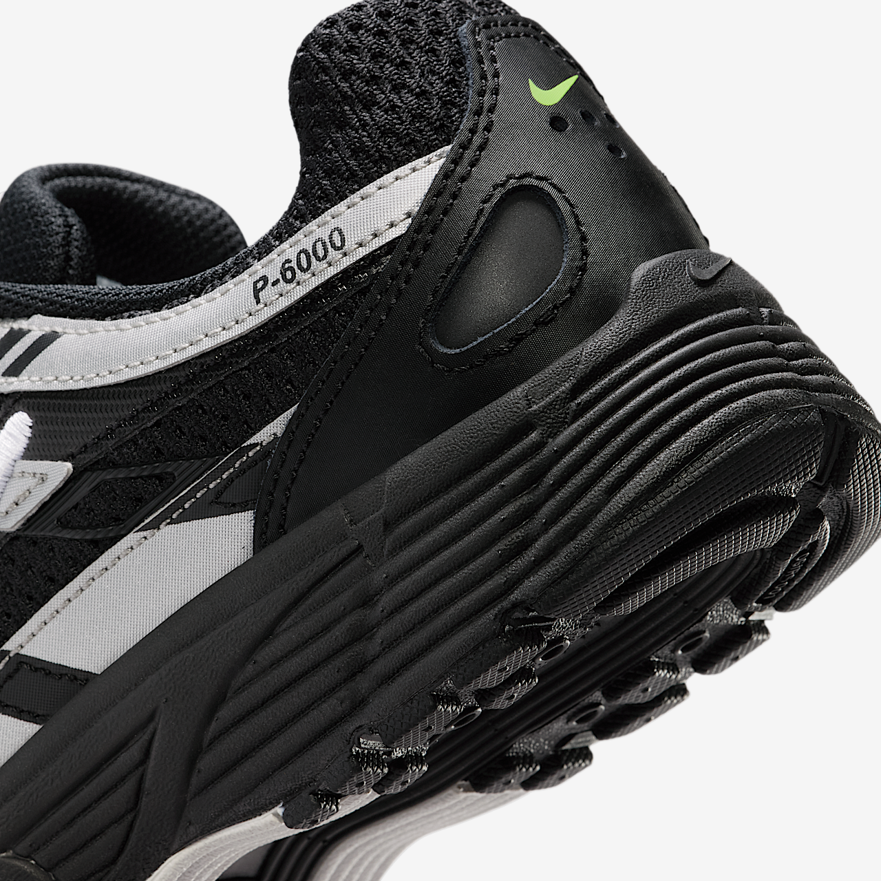 Nike P-6000 sneaker Zwart/Metallic Silver/Volt Ice/Zwart