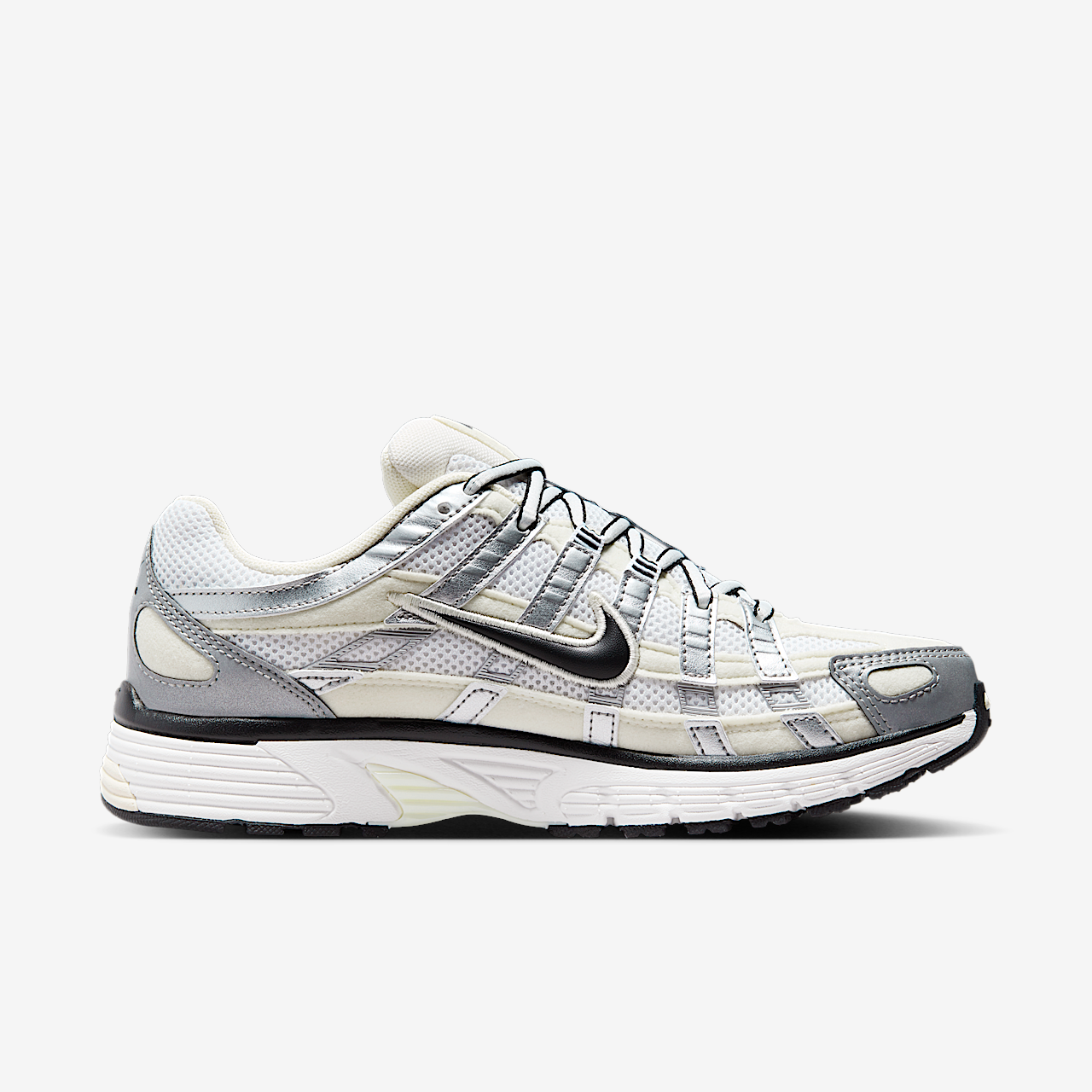 Nike P-6000 sneaker Coconut Milk/Summit White/Metallic Silver/Zwart