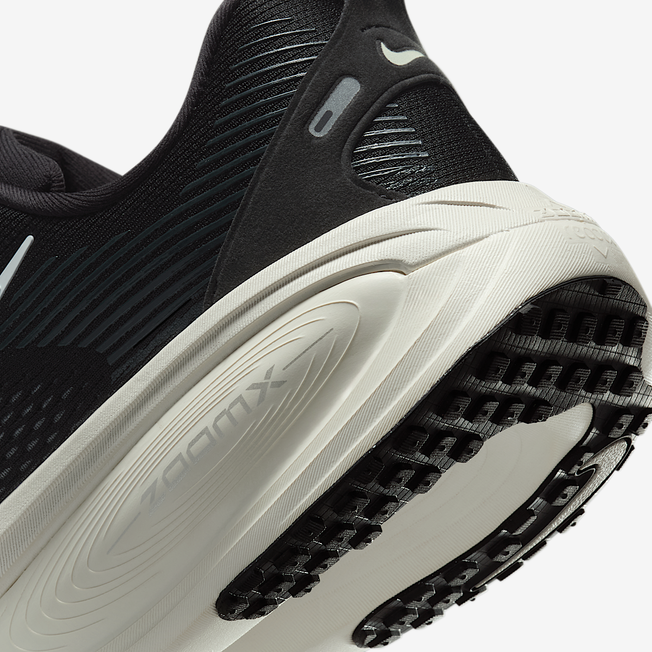 Nike Vomero sneaker Zwart/Coconut Milk/Light Iron Ore/Summit White