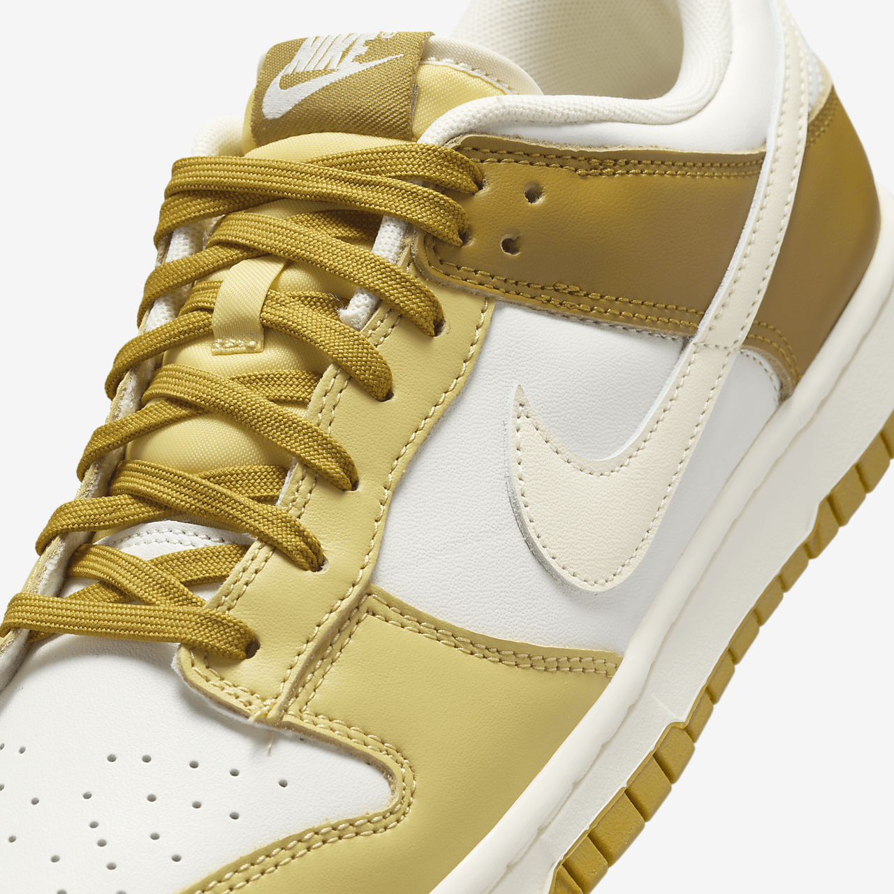 Nike Dunk Low sneaker Bronzine/Saturn Gold/Sail/Coconut Milk