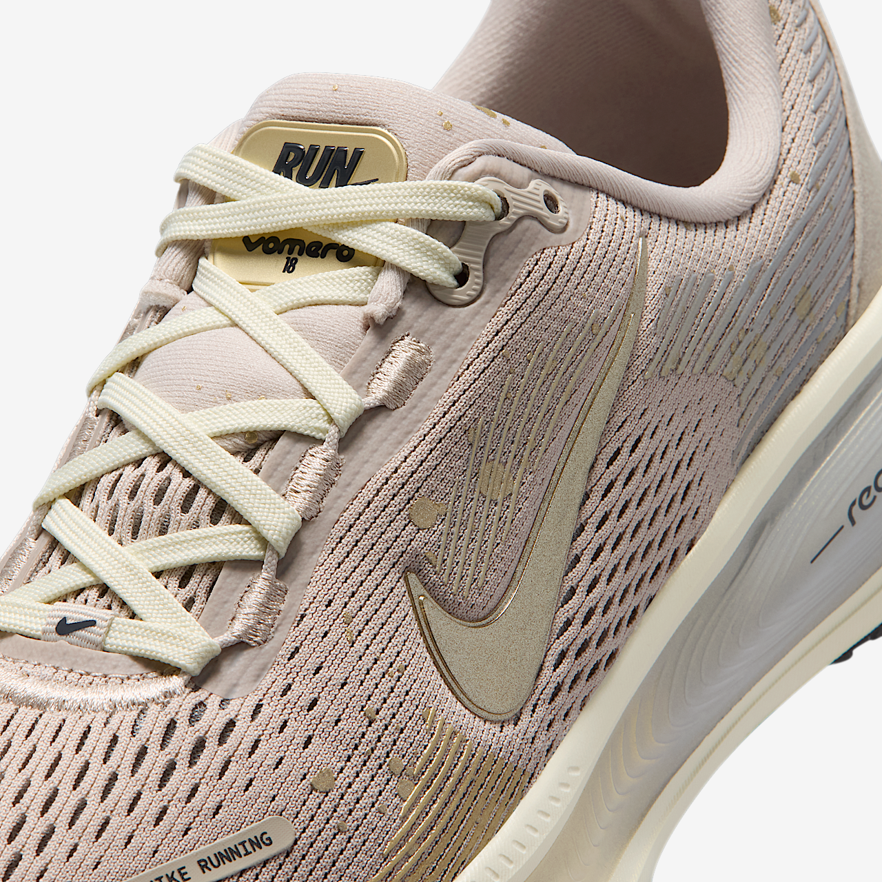 Nike Vomero sneaker Cream II/Coconut Milk/Light Smoke Grey/Metallic Gold Grain