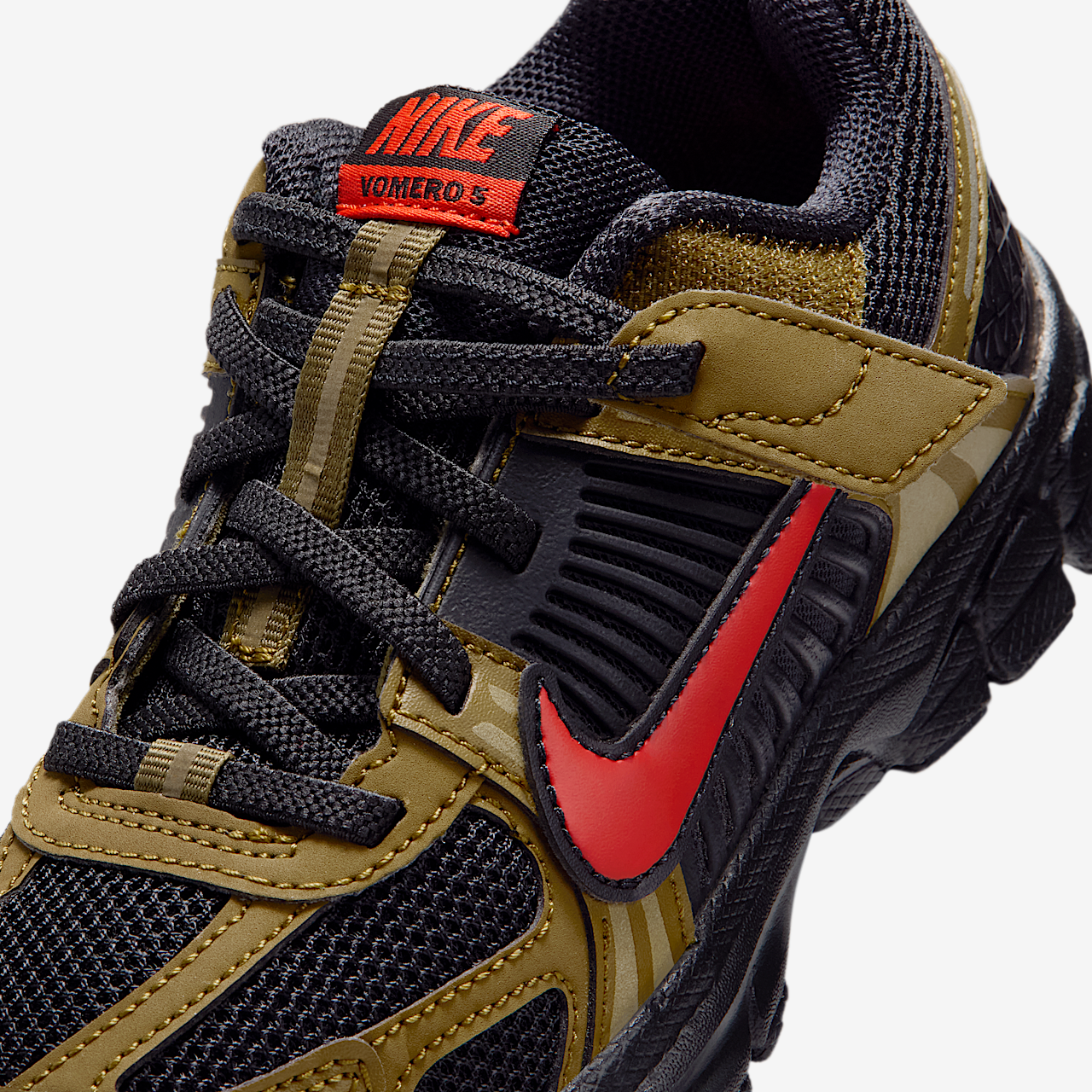 Nike Vomero sneaker Zwart/Olive Flak/Quantum Moss/Picante Red