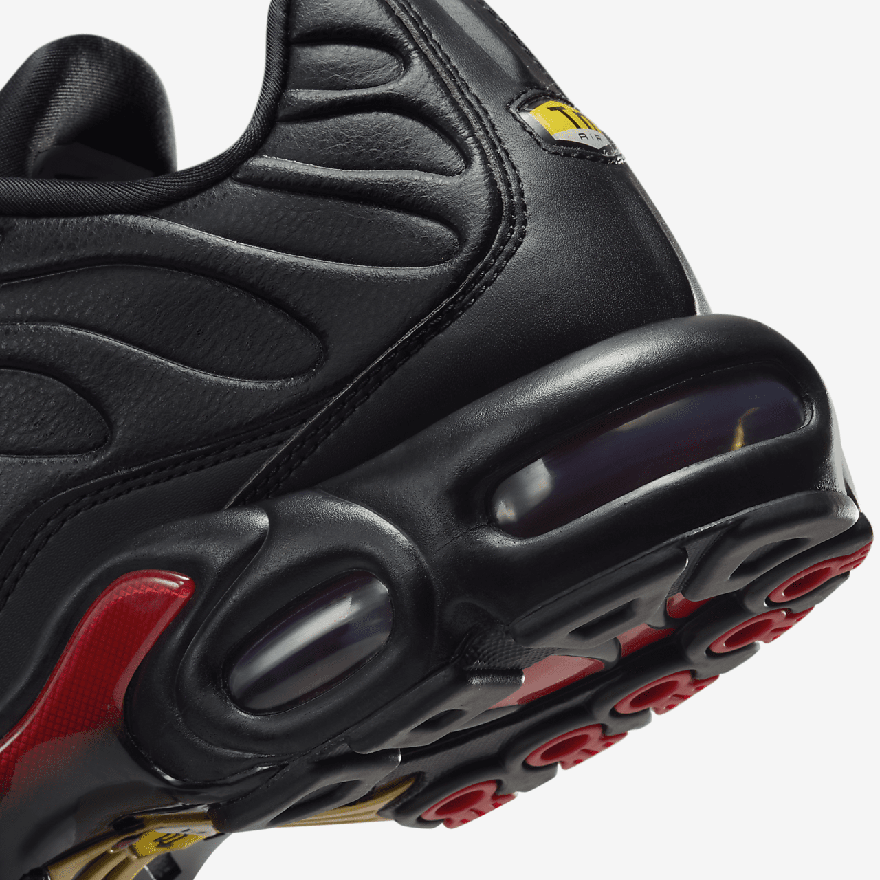 Nike Air Max Plus Premium sneaker Zwart/Zwart/Metallic Gold/University Red