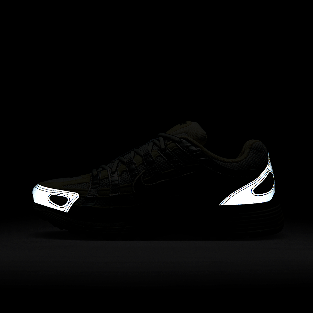 Nike P-6000 sneaker Coconut Milk/Summit White/Metallic Silver/Zwart