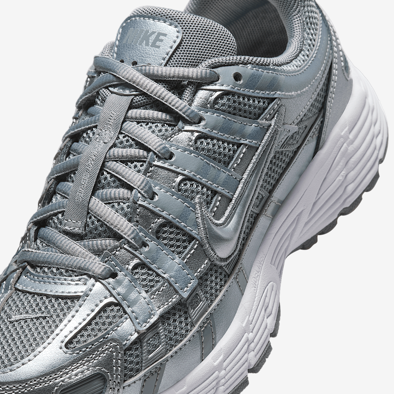 Nike P-6000 sneaker Metallic Cool Grey/Wit/Wolf Grey/Cool Grey