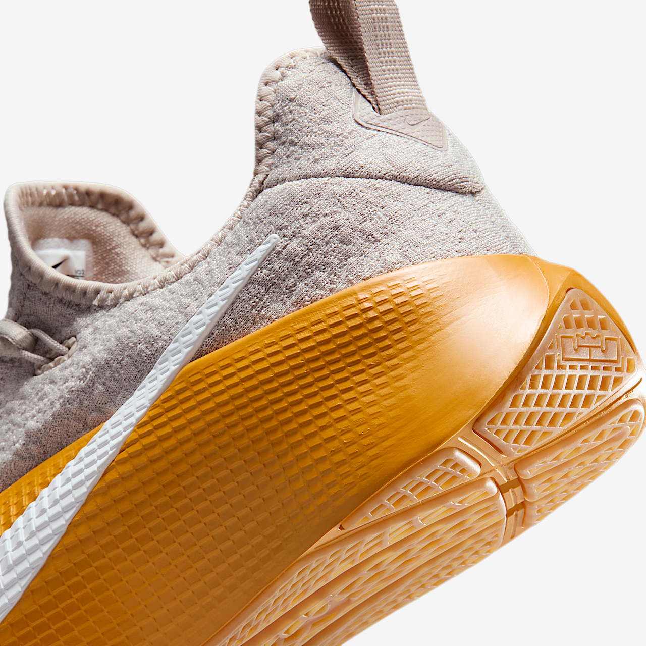 Nike LeBron sneaker Cream II/Gold Leaf/Wit