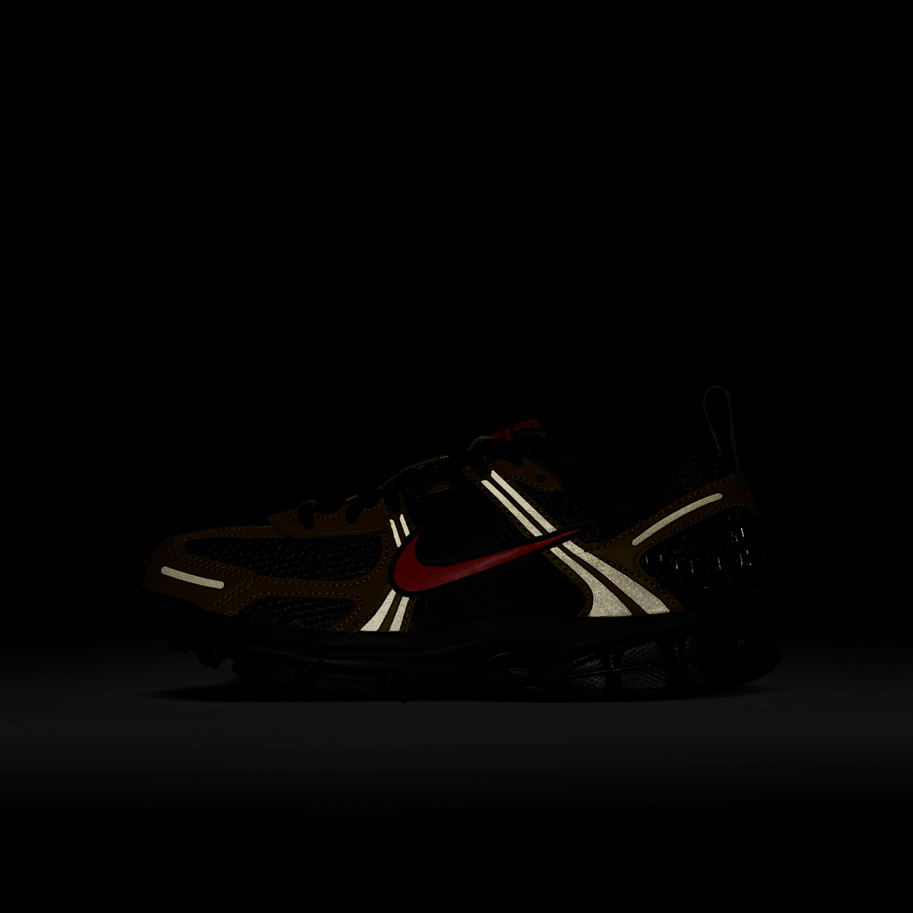 Nike Vomero sneaker Zwart/Olive Flak/Quantum Moss/Picante Red