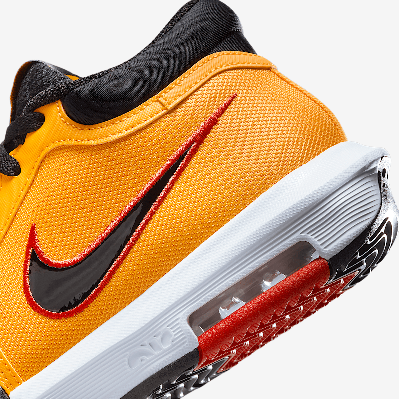Nike LeBron sneaker University Gold/Light Crimson/Wit/Zwart