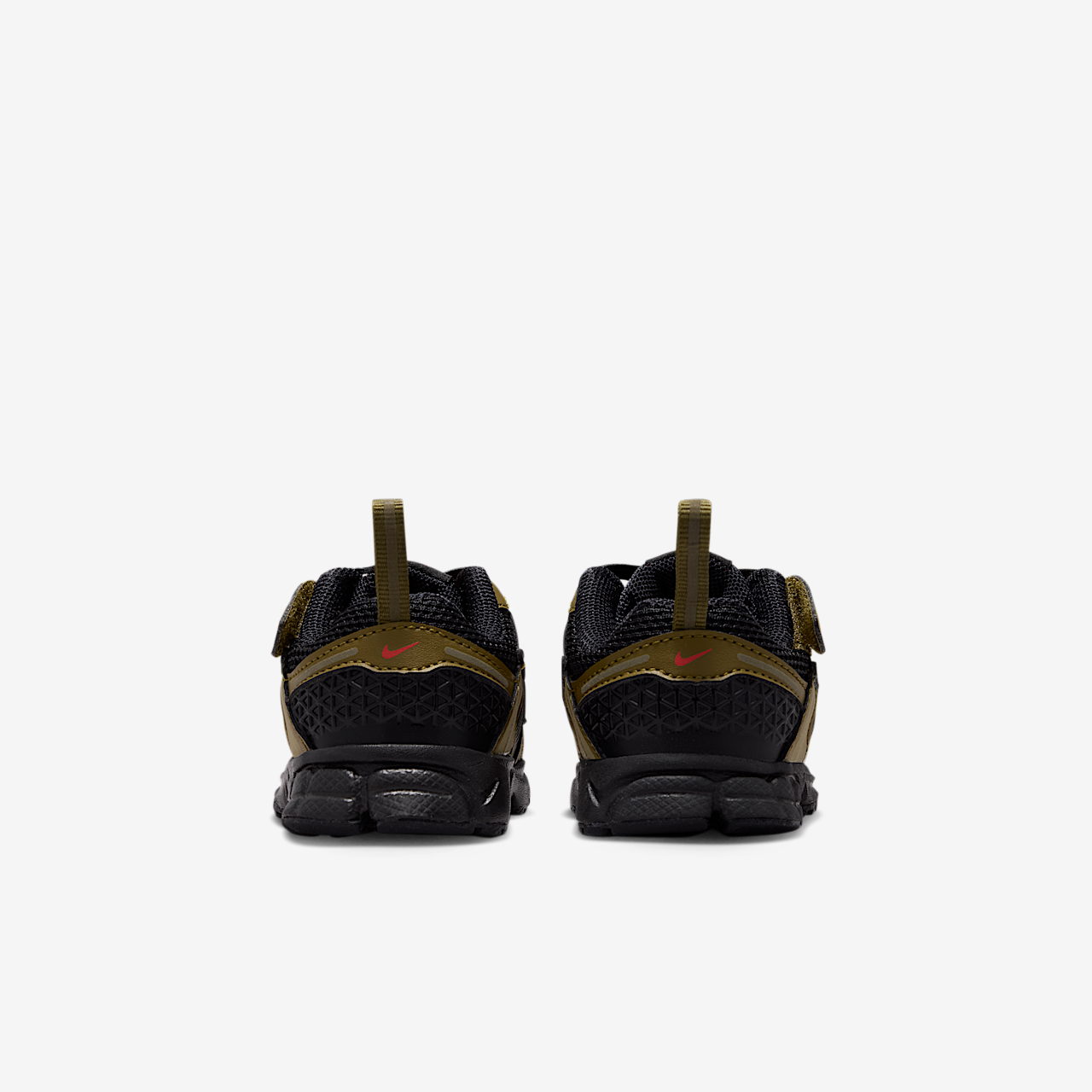 Nike Vomero sneaker Zwart/Olive Flak/Quantum Moss/Picante Red