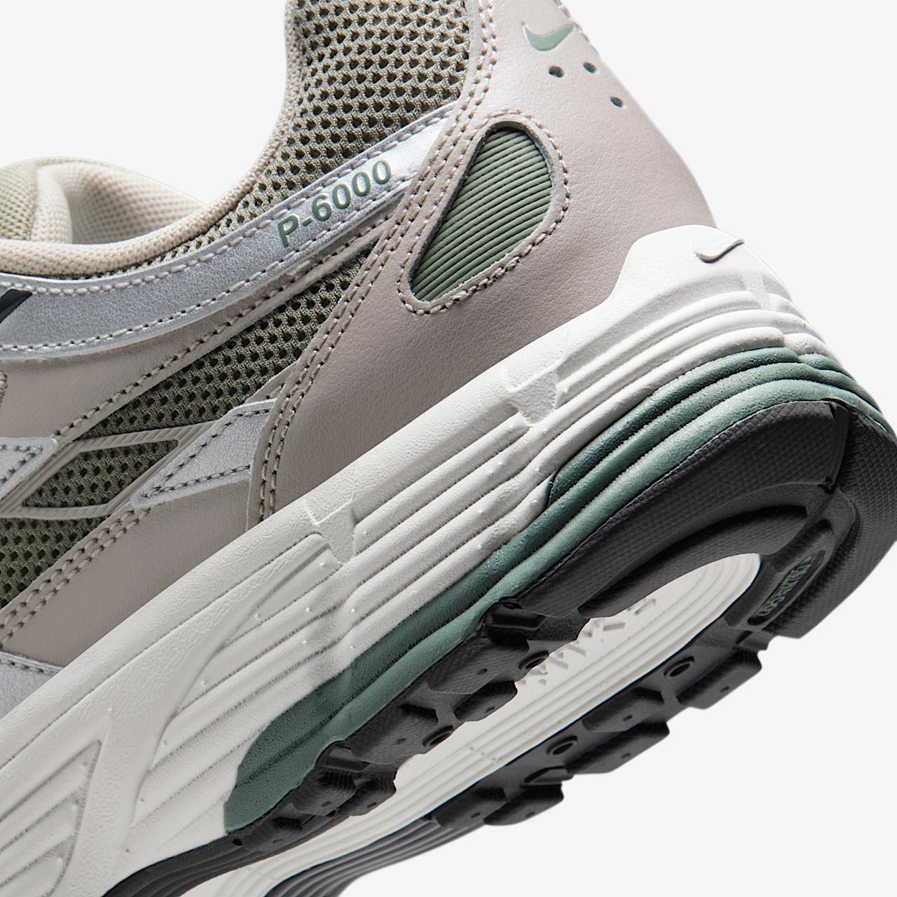 Nike P-6000 sneaker Cream II/Anthracite/Metallic Silver/Clay Green