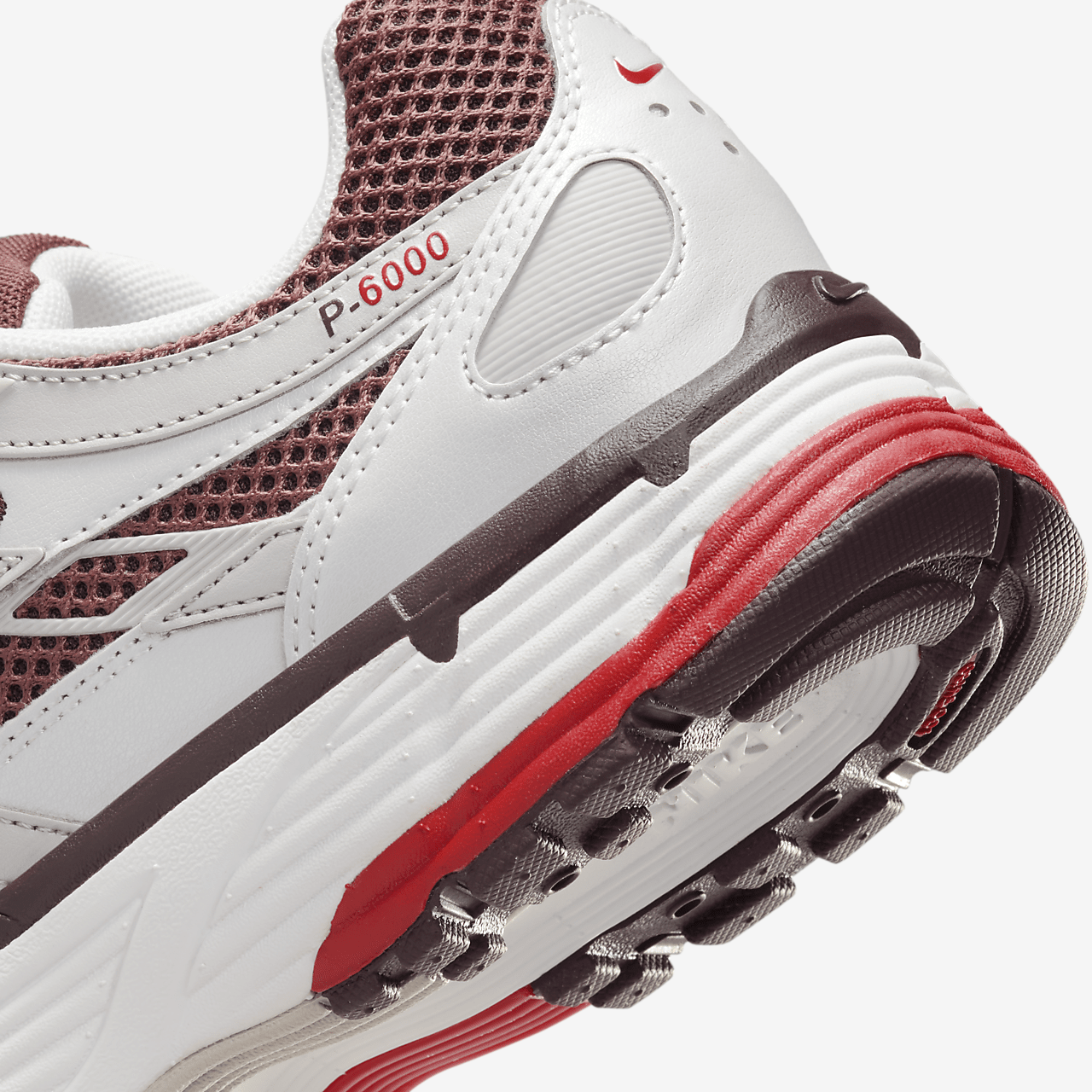 Nike P-6000 sneaker Metallic Summit White/Dark Pony/Light Iron Ore/Fire Red