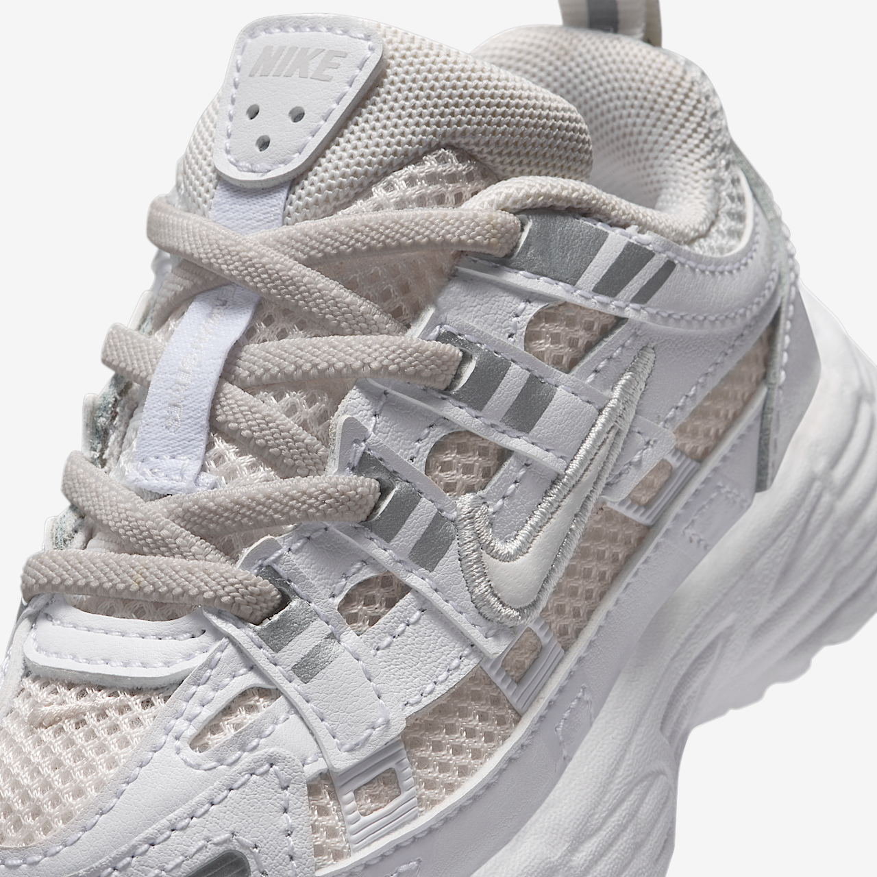 Nike P-6000 sneaker Platinum Tint/Wit/Metallic Silver/Platinum Tint