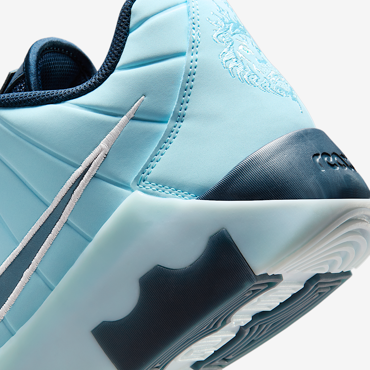 Nike LeBron sneaker Glacier Ice/Glacier Blue/Metallic Silver/Armory Navy