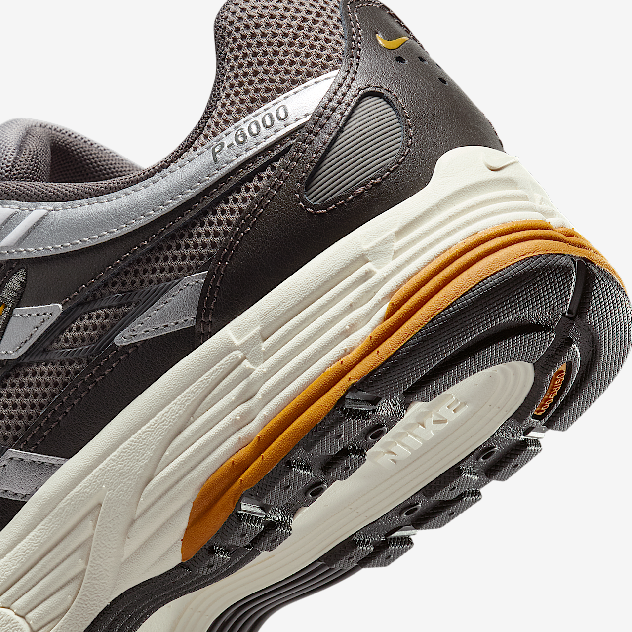 Nike P-6000 sneaker Medium Ash/Flat Pewter/Wit/Desert Ochre