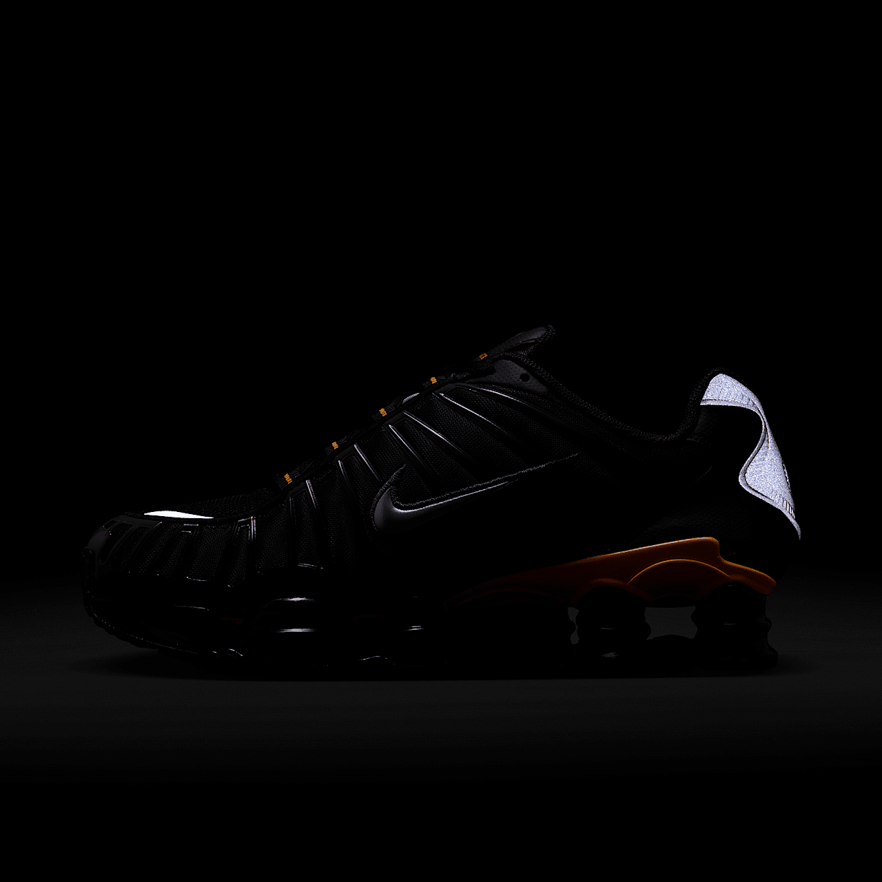 Nike Nike Shox sneaker Zwart/Varsity Maize/Playful Pink/Metallic Silver