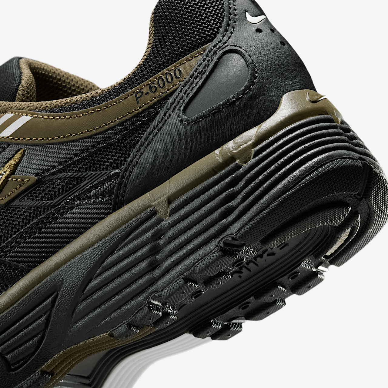 Nike P-6000 sneaker Zwart/Dark Hazel/Summit White/Metallic Silver