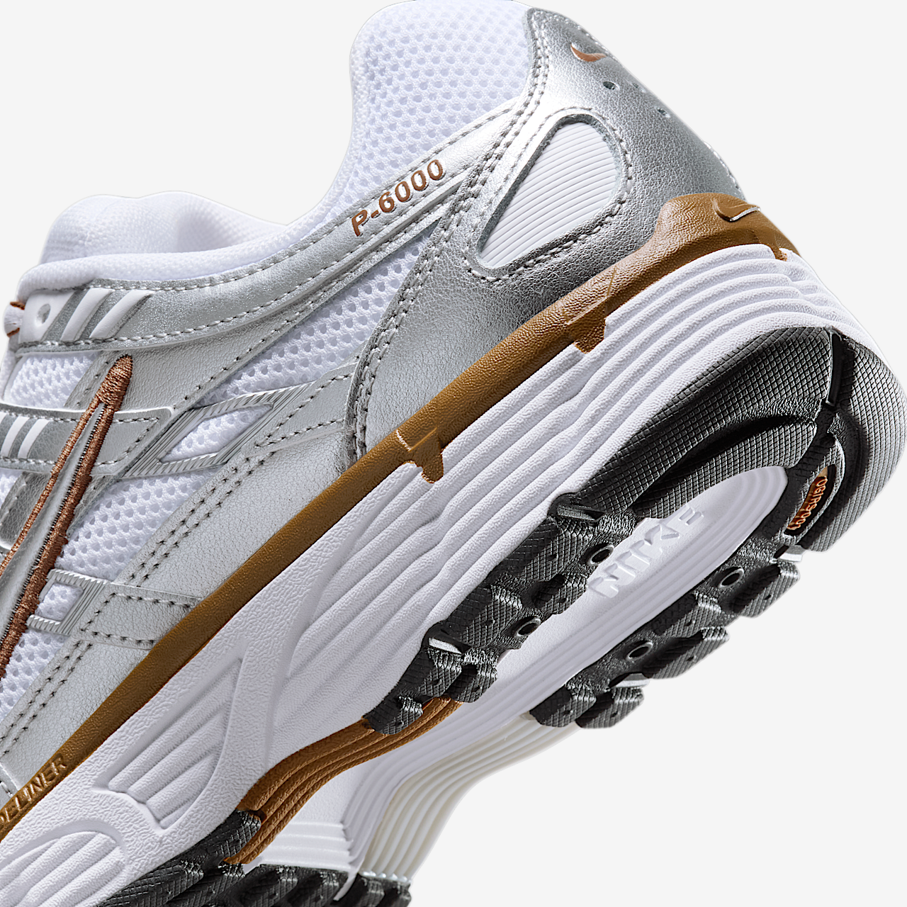 Nike P-6000 sneaker Wit/Light British Tan/Sail/Metallic Silver