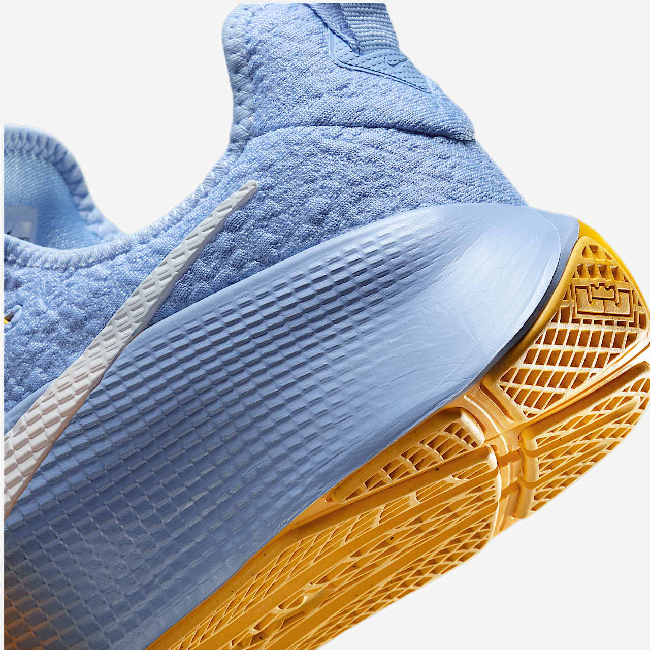 Nike LeBron sneaker Aluminum/University Gold/Wit