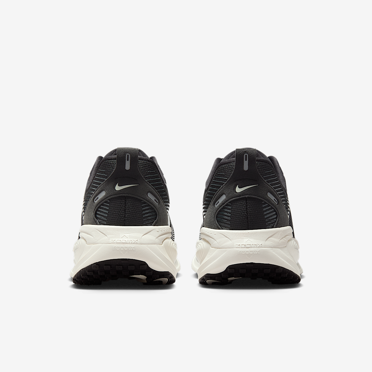 Nike Vomero sneaker Zwart/Coconut Milk/Light Iron Ore/Summit White