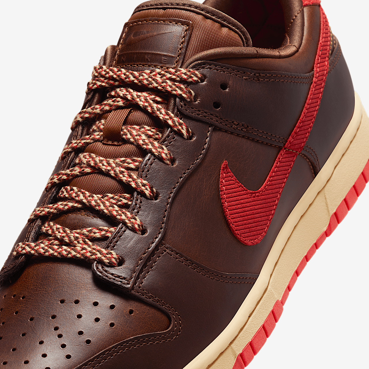 Nike Dunk Low sneaker Light British Tan/Sesame/Cacao Wow/Picante Red