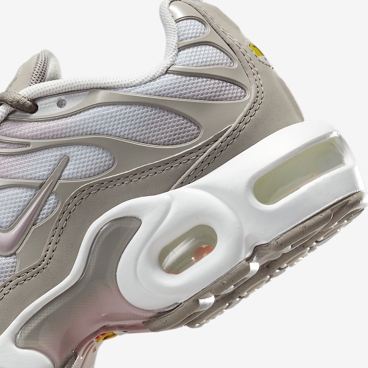 Nike Air Max Plus sneaker Photon Dust/Enigma Stone/Wit/Particle Rose