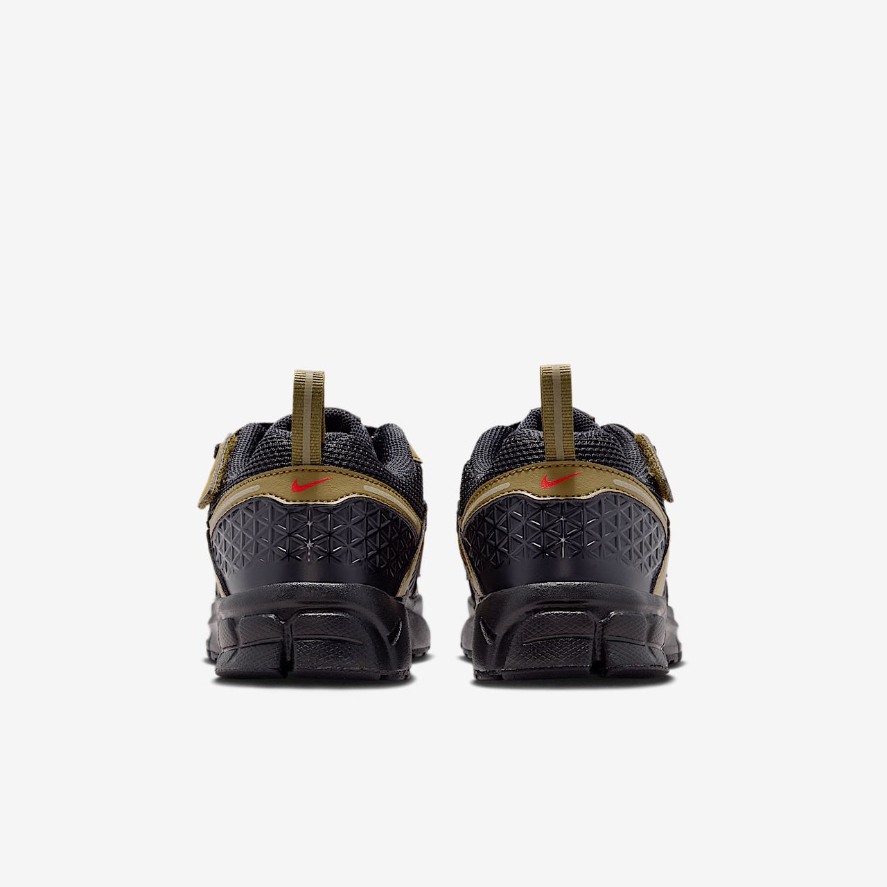 Nike Vomero sneaker Zwart/Olive Flak/Quantum Moss/Picante Red