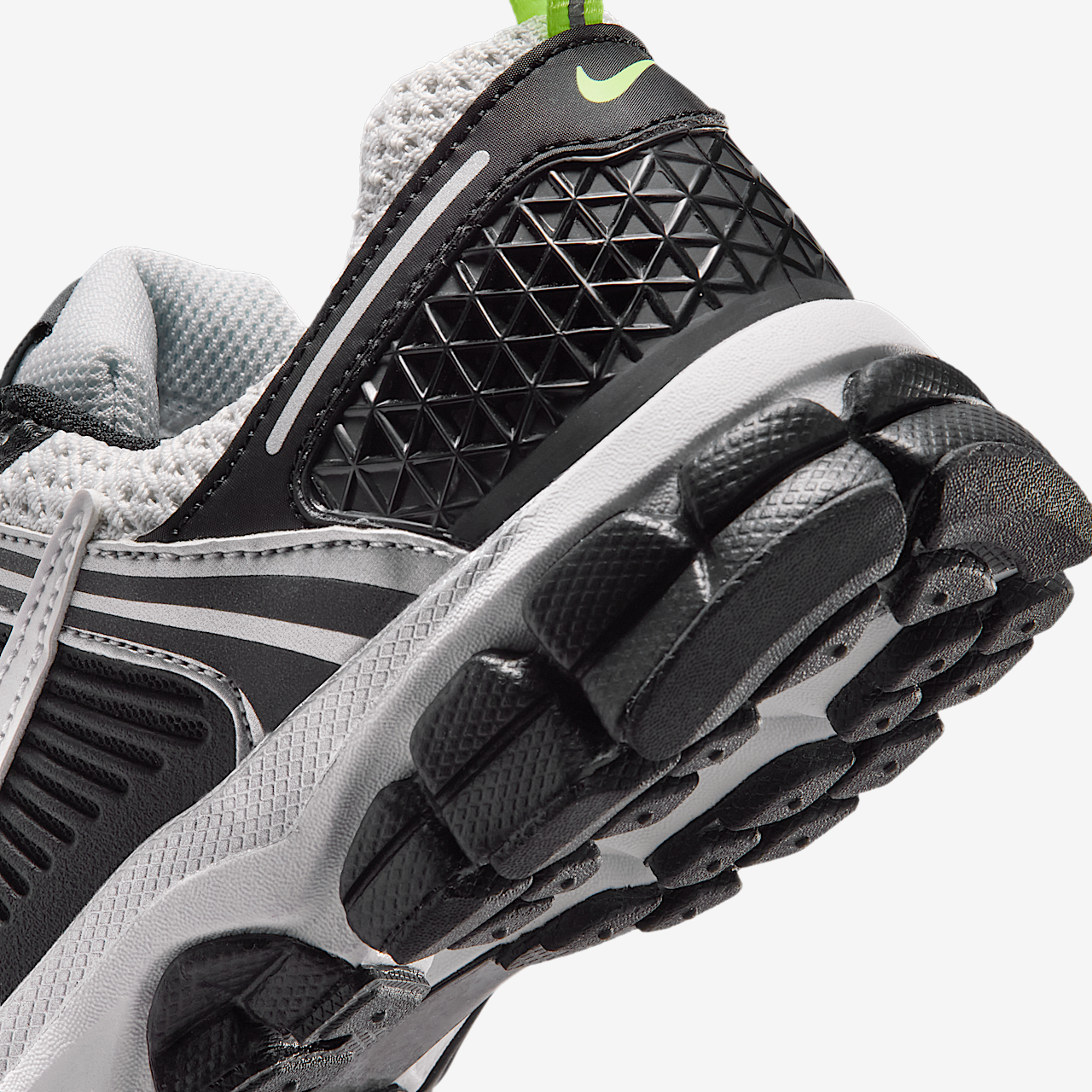 Nike Vomero sneaker Zwart/Photon Dust/Volt Ice/Metallic Silver