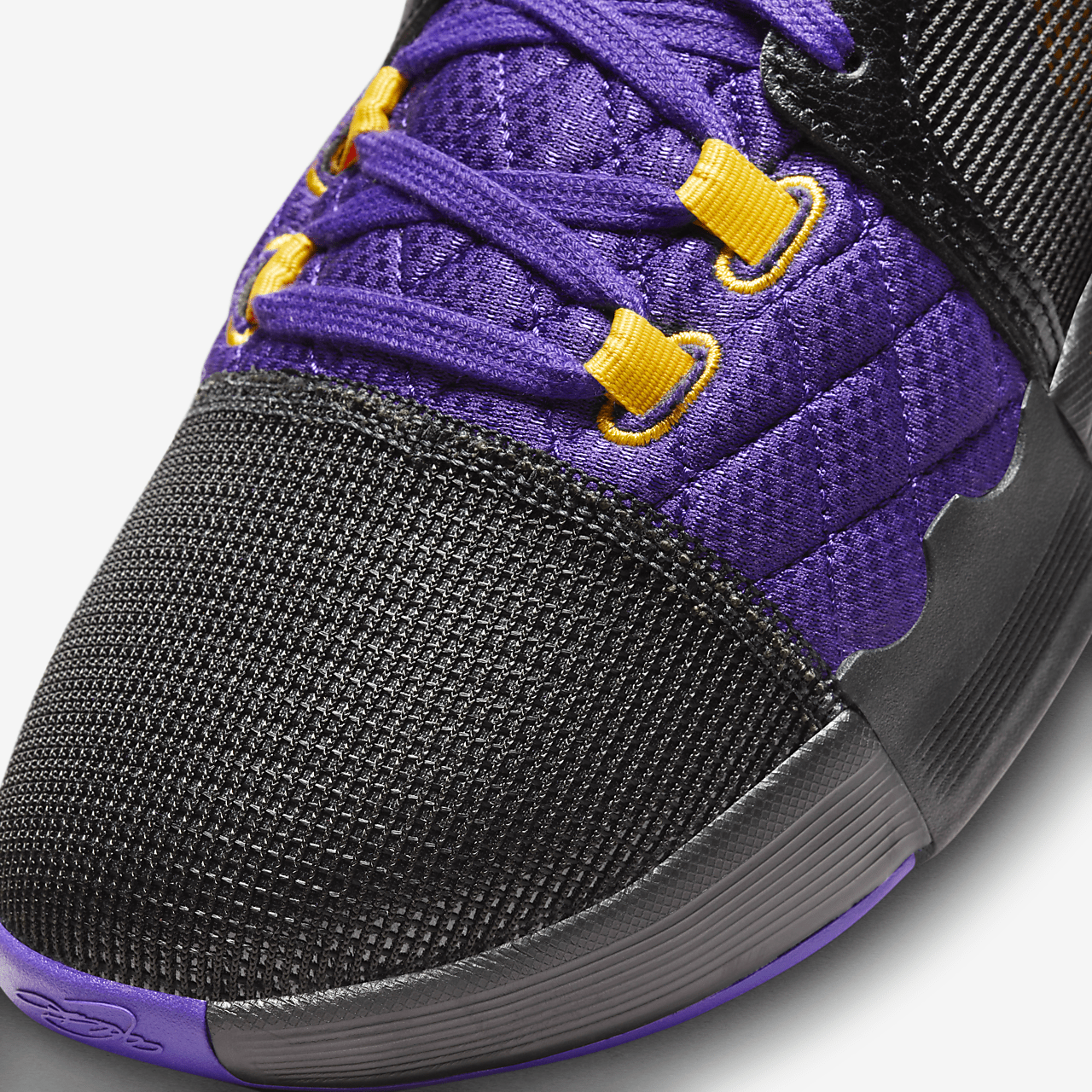 Nike LeBron sneaker Zwart/Field Purple/University Gold