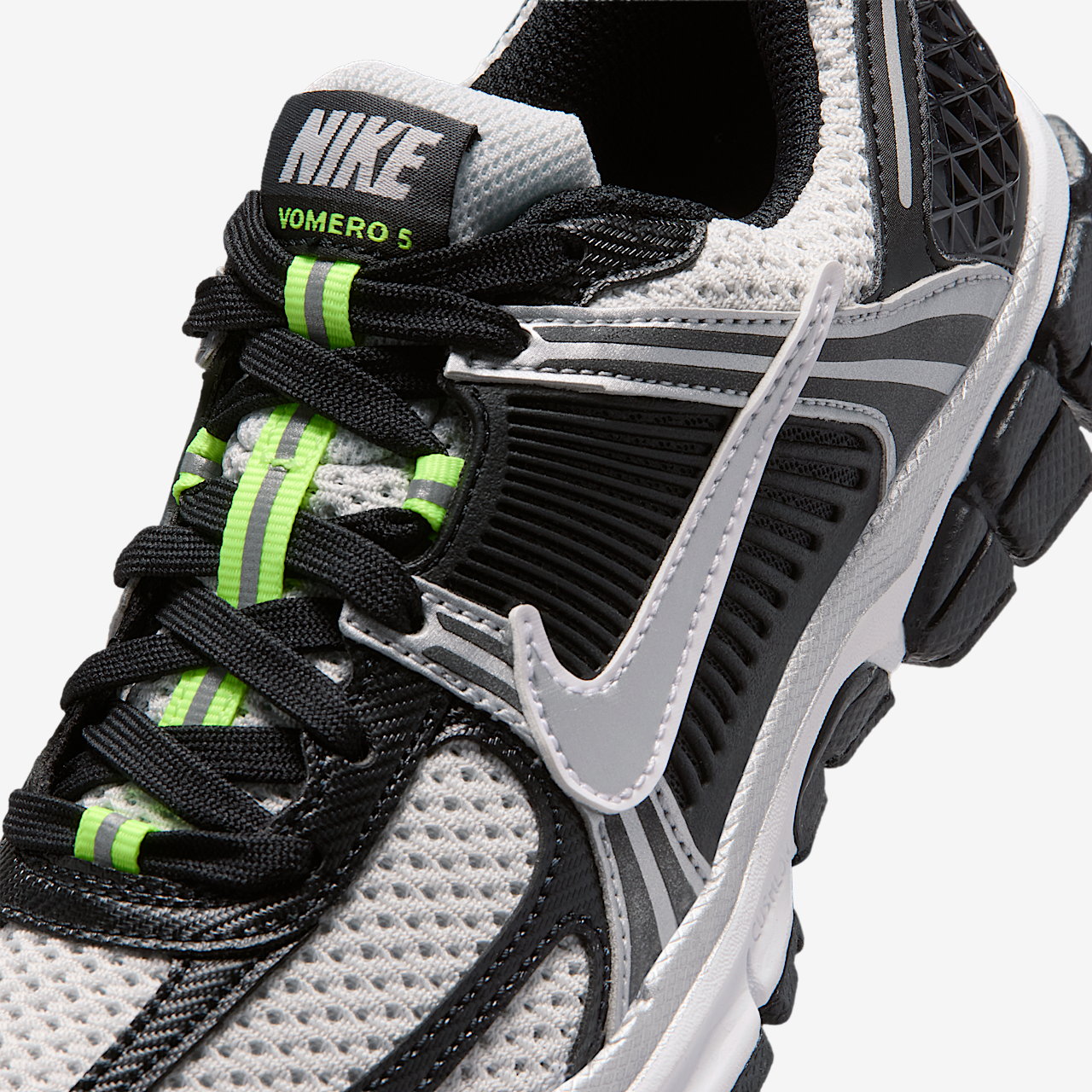 Nike Vomero sneaker Zwart/Photon Dust/Volt Ice/Metallic Silver