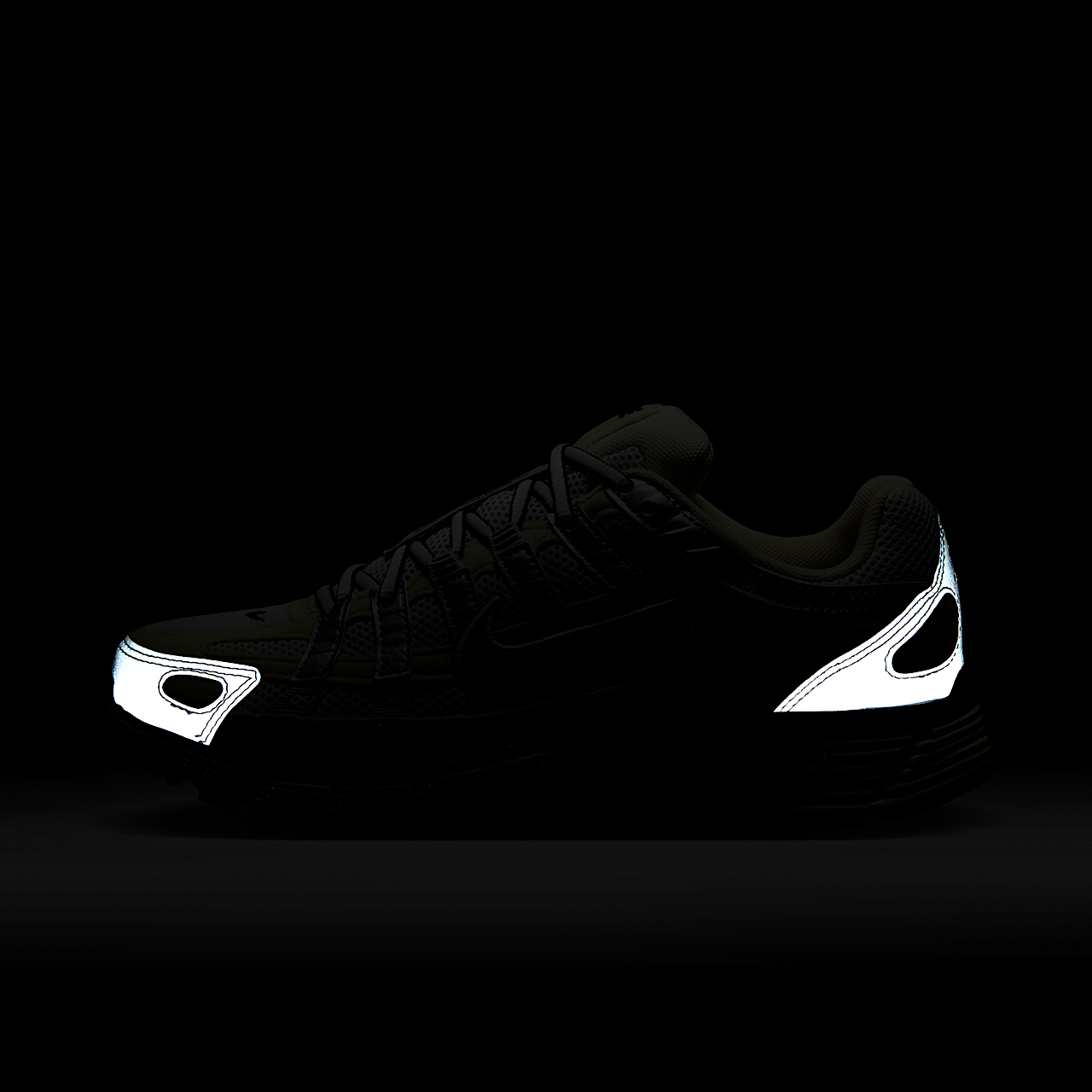 Nike P-6000 sneaker Coconut Milk/Summit White/Metallic Silver/Zwart