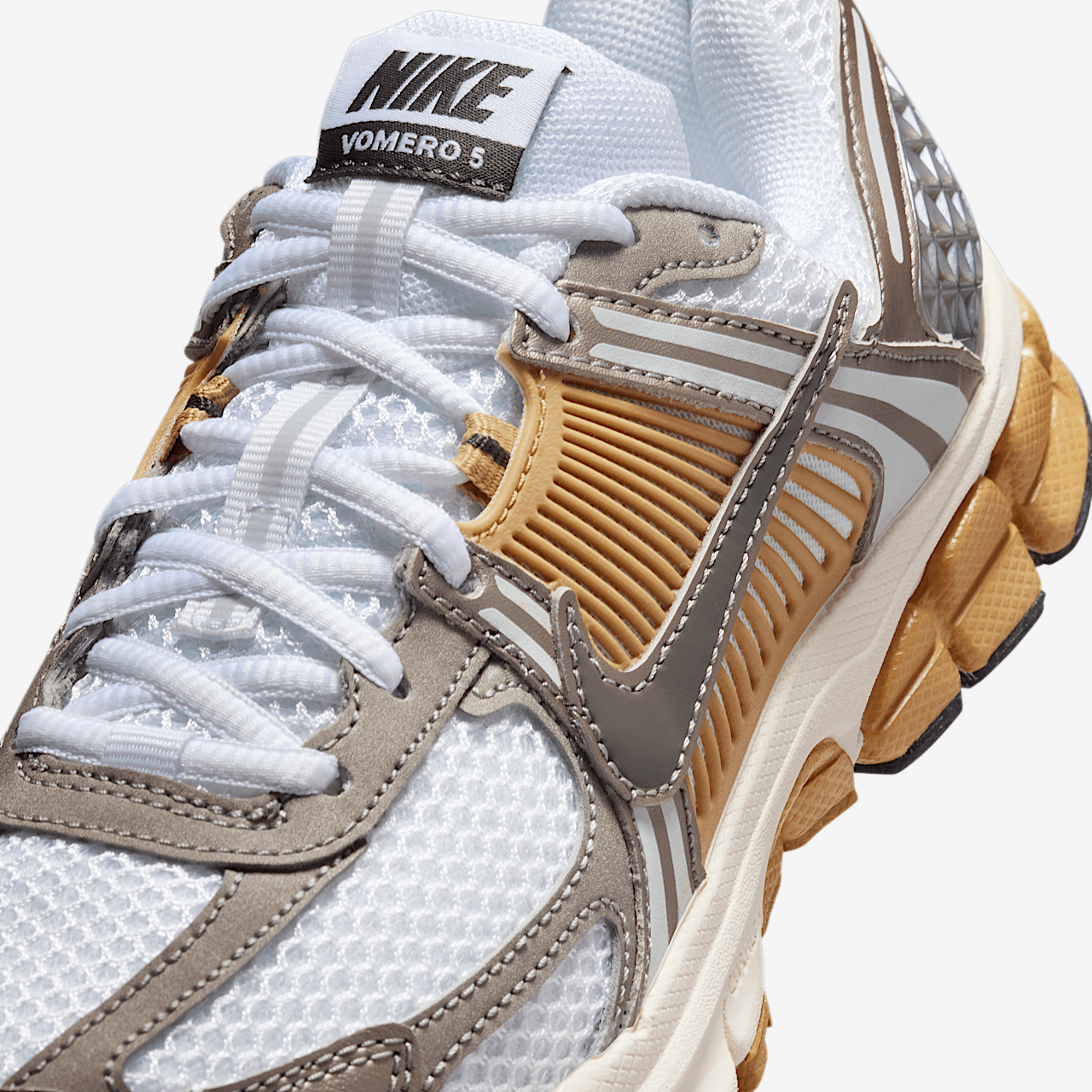 Nike Vomero sneaker Metallic Pewter/Parachute Beige/Wit/Medium Ash