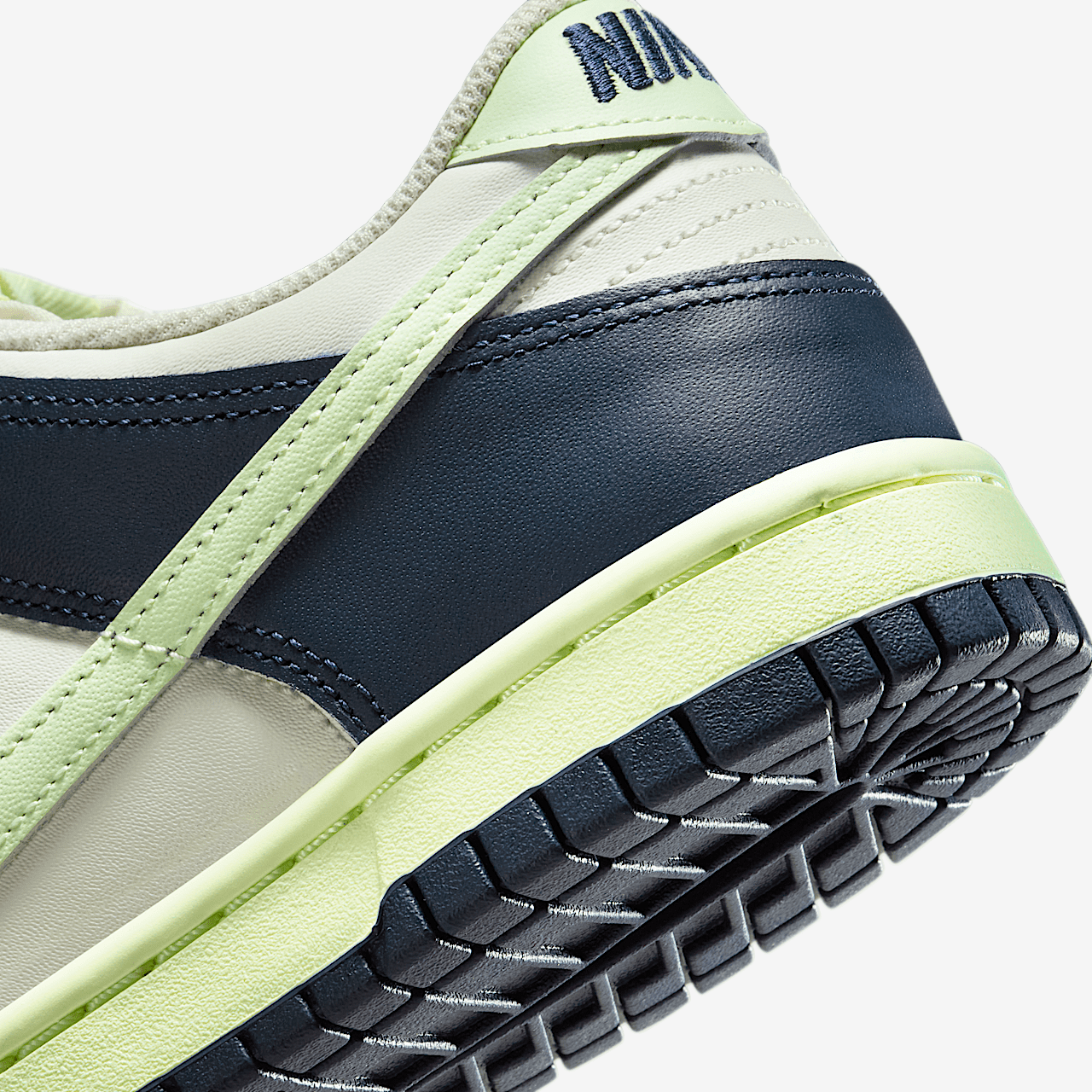 Nike Dunk Low sneaker Sail/Midnight Navy/Volt Tint/Volt Tint