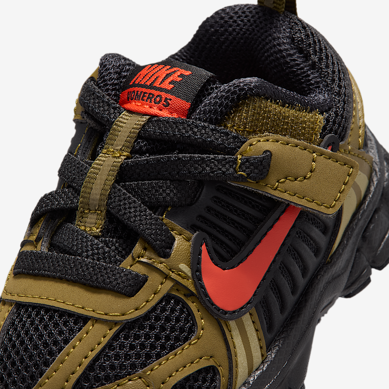 Nike Vomero sneaker Zwart/Olive Flak/Quantum Moss/Picante Red
