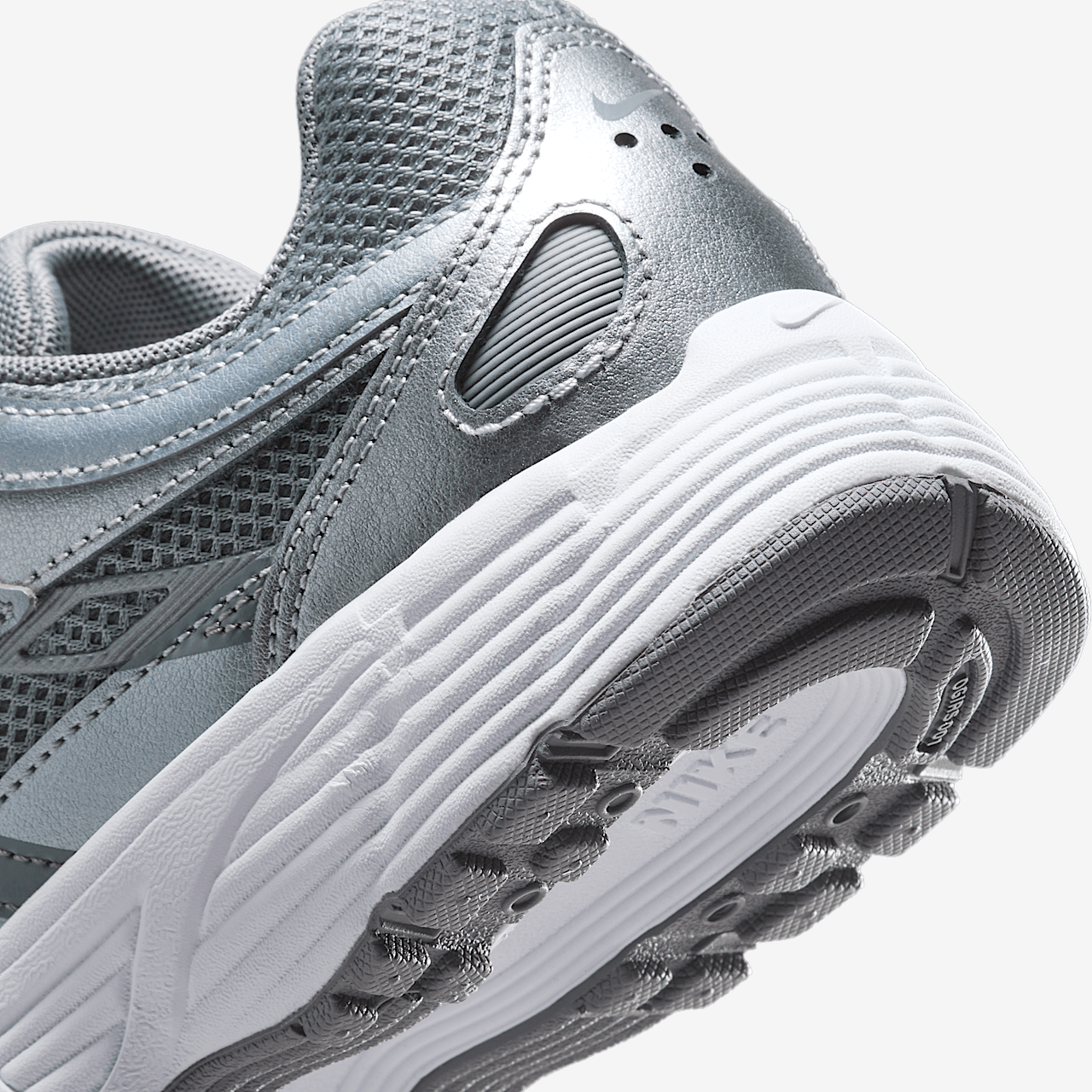 Nike P-6000 sneaker Metallic Cool Grey/Wit/Wolf Grey/Cool Grey