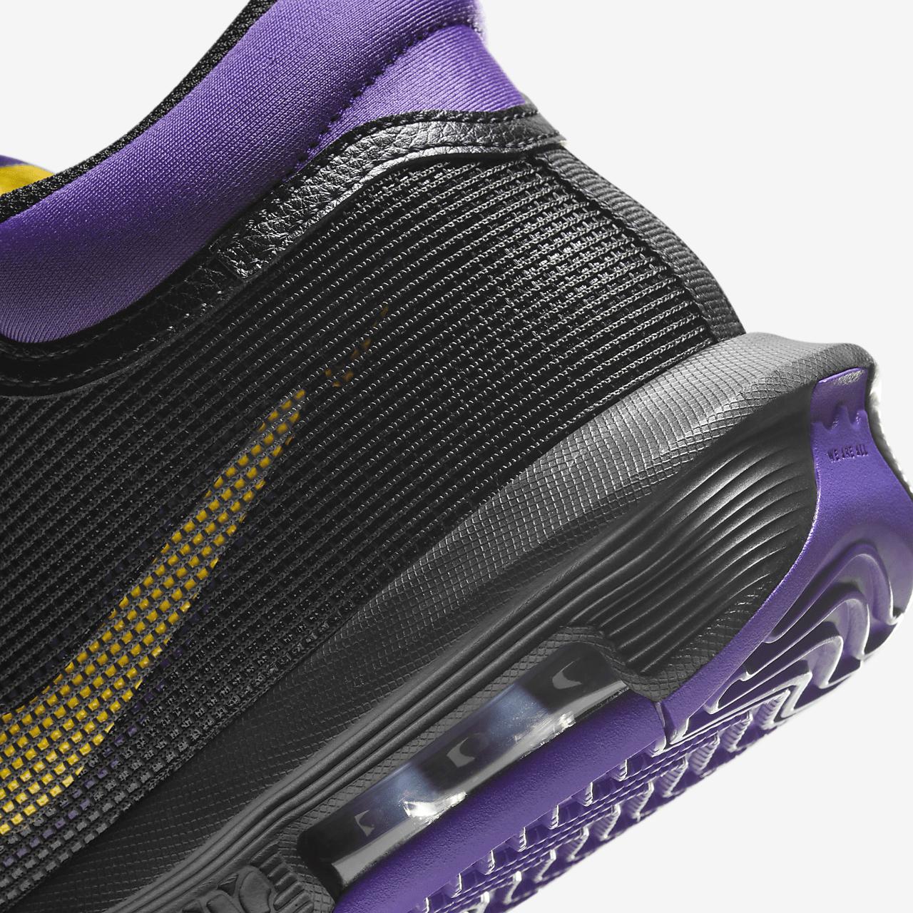 Nike LeBron sneaker Zwart/Field Purple/University Gold