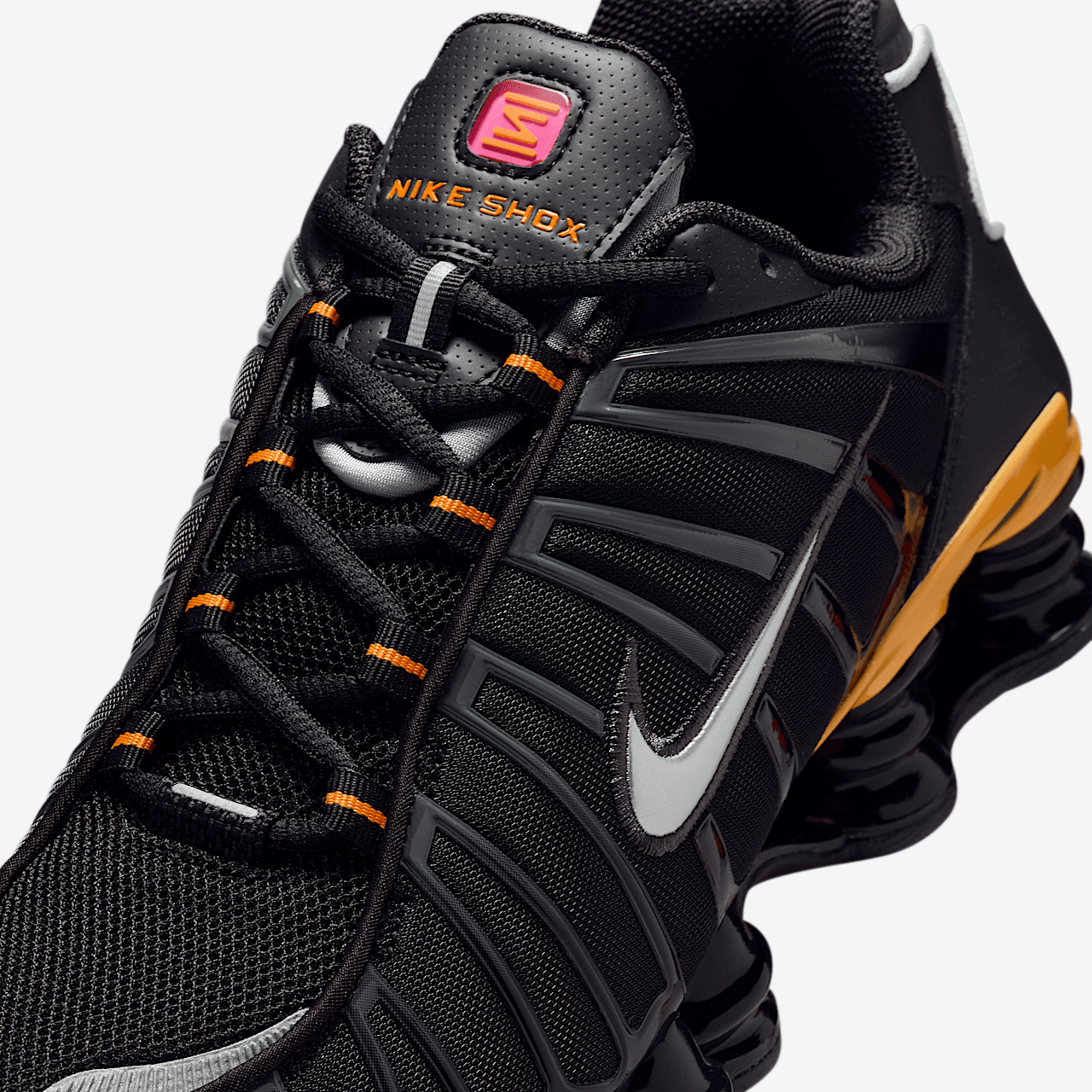 Nike Nike Shox sneaker Zwart/Varsity Maize/Playful Pink/Metallic Silver