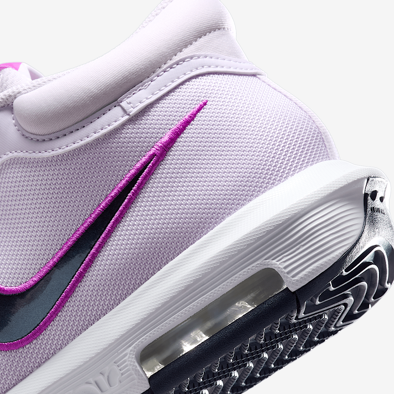 Nike LeBron sneaker Barely Grape/Hyper Violet/Light Bone/Obsidian