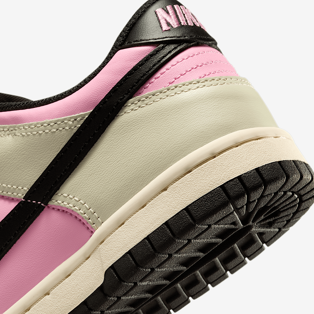 Nike Dunk Low sneaker Pink Rise/Light Orewood Brown/Pale Ivory/Zwart