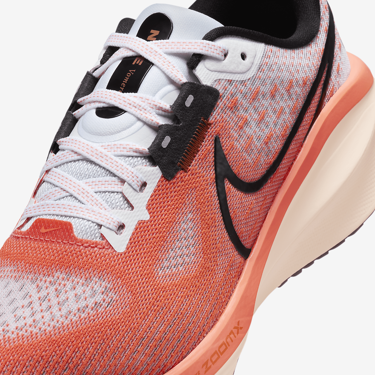 Nike Vomero sneaker Wit/Light Wild Mango/Crimson Tint/Zwart