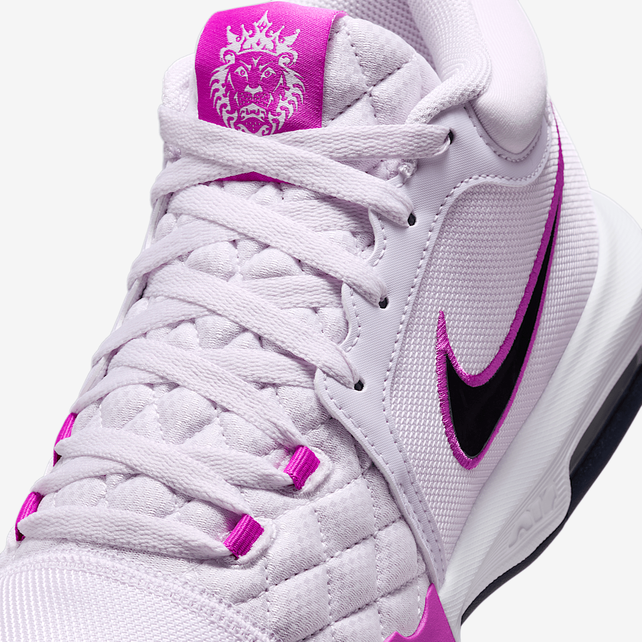 Nike LeBron sneaker Barely Grape/Hyper Violet/Light Bone/Obsidian